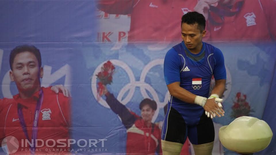 Lifter putra Indonesia, Triyatno bersiap melakukan angkatan pada seleksi jelang Olimpiade Rio de Janeiro 2016.